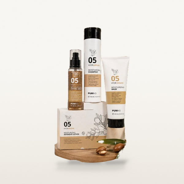 Coffret hydratation 05 : sérum 100 ml, shampooing 300 ml, tube de masque 250 ml et boîte de lotion, sur un plateau en bois
